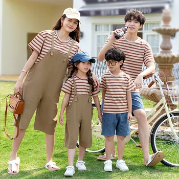 Vicces nyári családi hozzáillő ruhák Anya baba jumpsuit szettek Apa és lánya ruhák Apa fia csíkos póló farmer rövidnadrág Kép